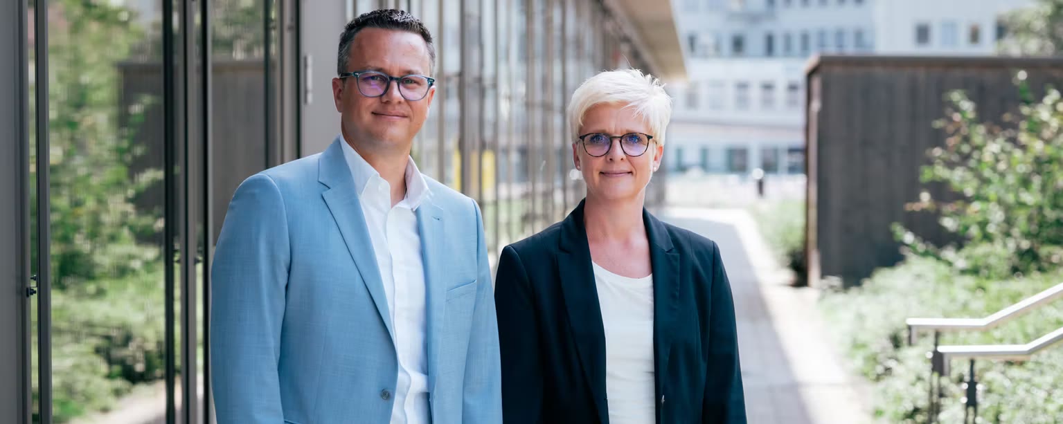 Melanie Berner und Marc Burzinski vor ihrem Büro in Singen